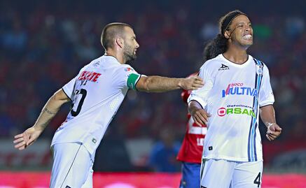 Tito Villa: 'Ronaldinho no sabía usar los cajeros automáticos y le pidió dinero prestado al Querétaro'