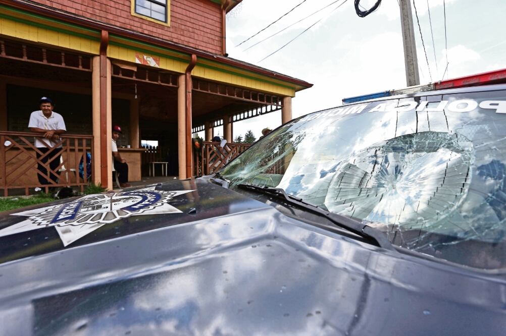 Integrantes de la coordinadora destruyeron tres patrullas de la Policía Michoacán que llegaron a la comunidad para desalojarlos (ARMANDO SOLÍS. EL UNIVERSAL)