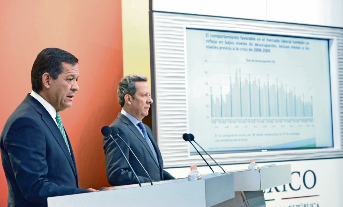 Roberto Campa Cifrián (izq.), secretario del Trabajo, rechazó que la Junta Federal de Conciliación y Arbitraje haya emitido alguna resolución respecto al pago de 54 millones 84 mil 470 dólares por parte del sindicato minero (PRESIDENCIA)