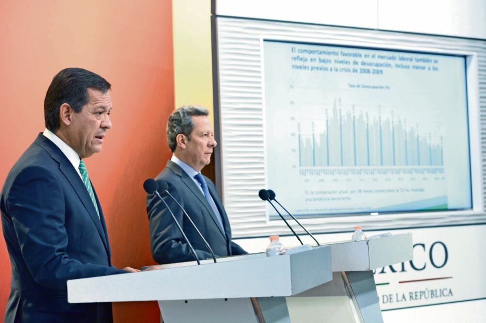 Roberto Campa Cifrián (izq.), secretario del Trabajo, rechazó que la Junta Federal de Conciliación y Arbitraje haya emitido alguna resolución respecto al pago de 54 millones 84 mil 470 dólares por parte del sindicato minero (PRESIDENCIA)