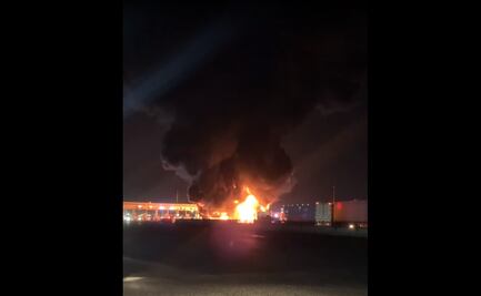 Pipa vuelca y desata fuerte incendio sobre Circuito Exterior Mexiquense