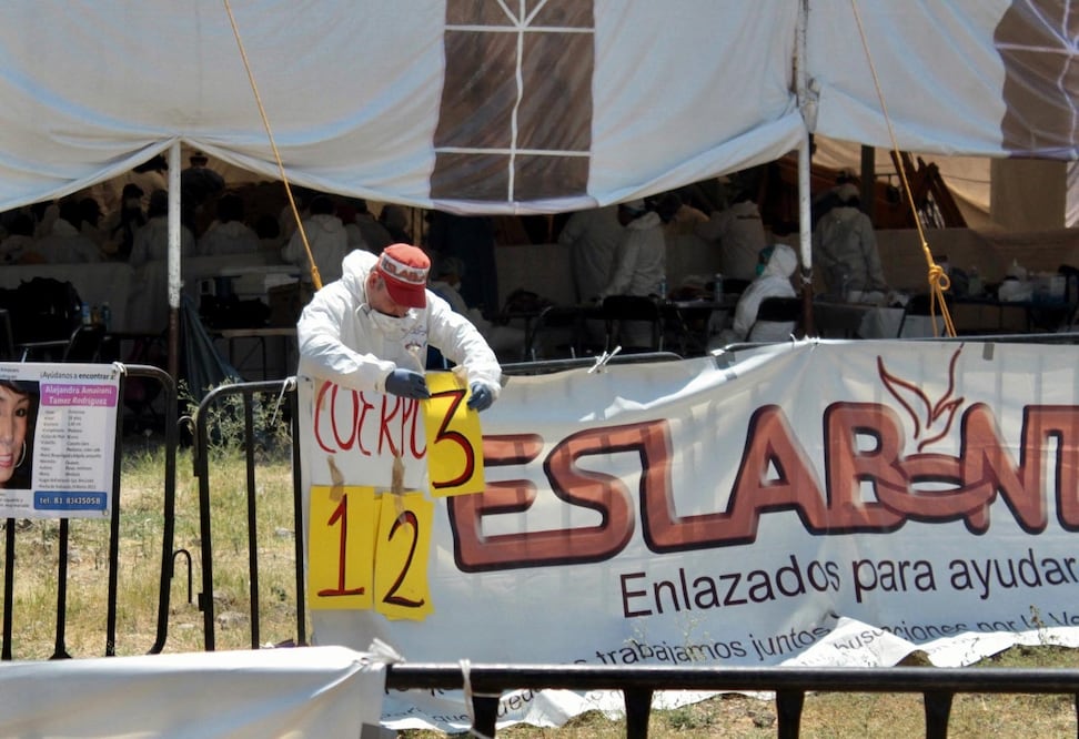 En el tercer día de trabajos en la exhumación de cuerpos se recuperaron 12 cuerpos (Foto: Xinhua)