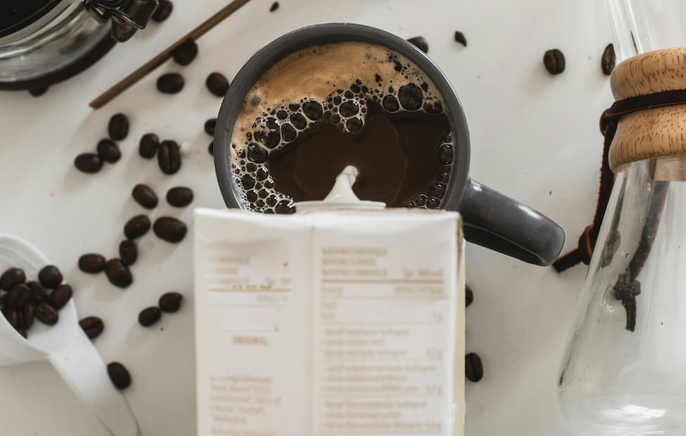 Revisar la lista de ingredientes en el empaque es indispensable para evitar marcas con azúcares añadidos, aceites refinados o espesantes irritantes. Foto: Unsplash.