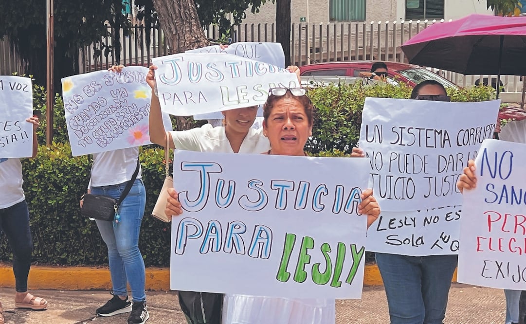 Con camisas blancas y cartulinas con mensajes de reproche a las autoridades por la arbitraria detención de la joven Lesly, medio centenar de personas marcharon hasta llegar a la FGE. Foto: de LUMA LÓPEZ. EL UNIVERSAL