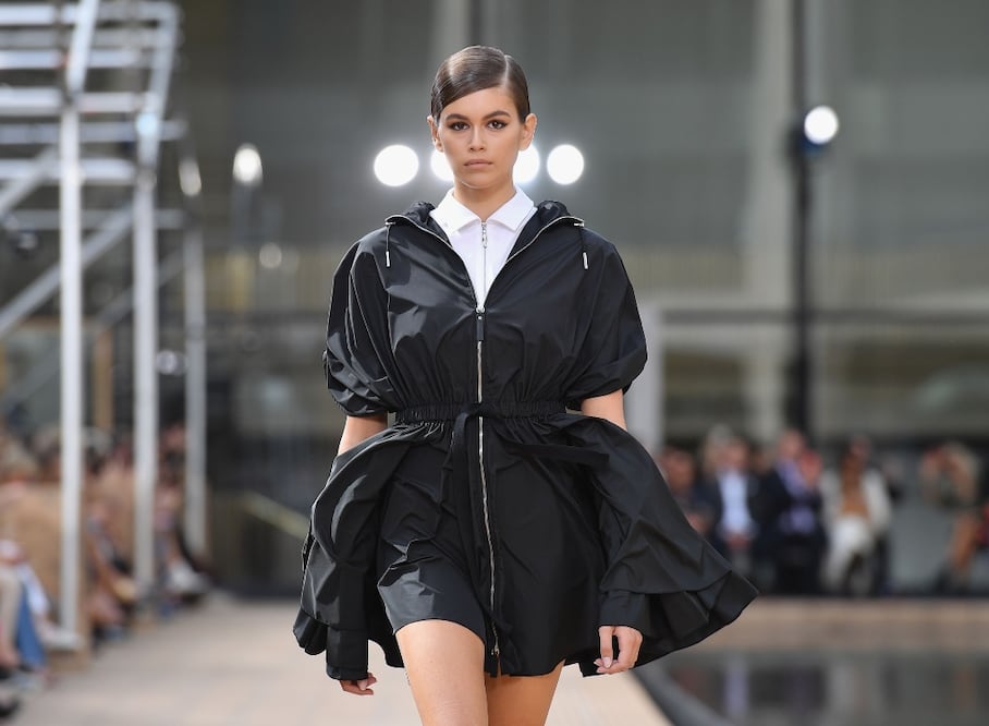 La modelo trajo lo mejor de los noventa en su look de cumpleaños Foto: AFP