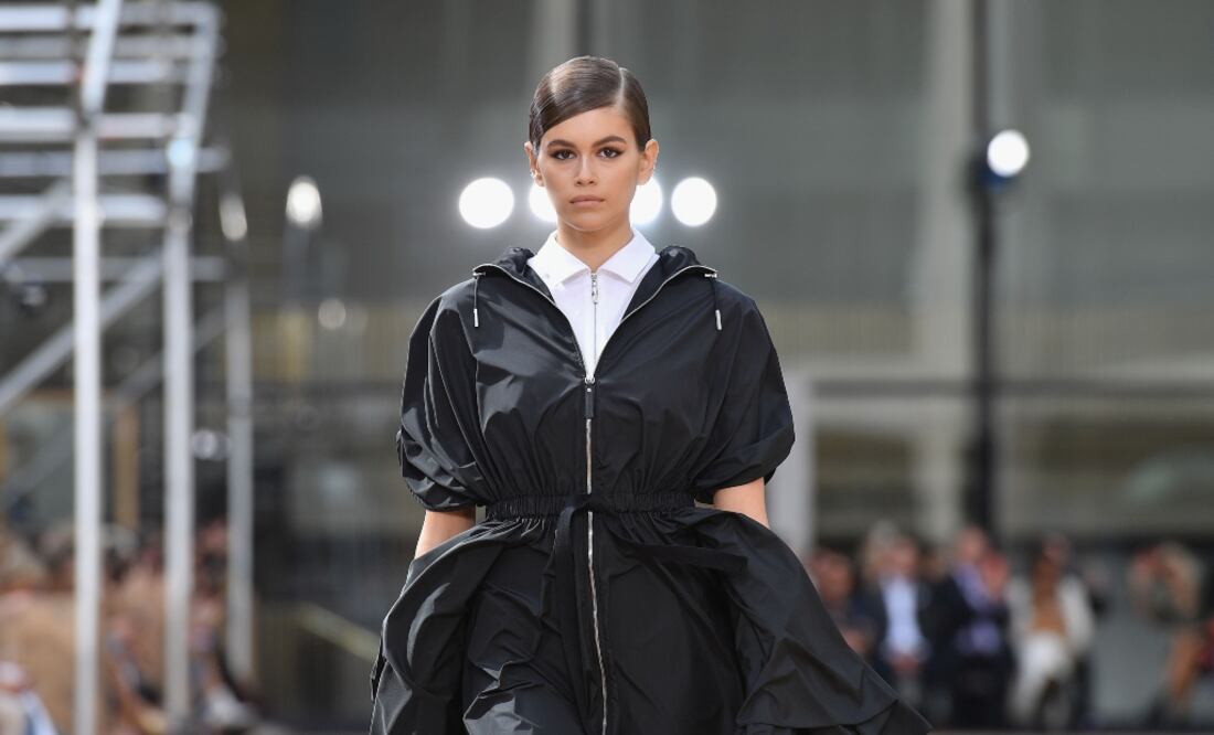 La modelo trajo lo mejor de los noventa en su look de cumpleaños Foto: AFP