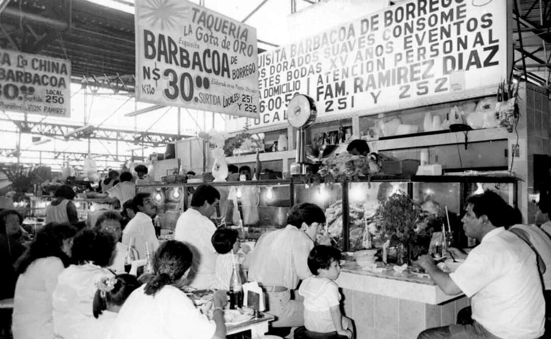 Un puesto de barbacoa de borrego y consomé en un mercado de los años noventa. Además del anuncio del servicio de banquetes para eventos como XV años, salta a la vista el precio de tan sólo 30 pesos el kilo de barbacoa, que hoy es difícil encontrar en menos de quinientos. Foto: ESPECIAL.