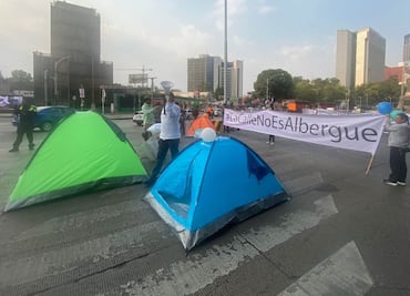 Bloquean Paseo de la Reforma para exigir retiro de migrantes de Parque Giordano Bruno, en la Cuauhtémoc