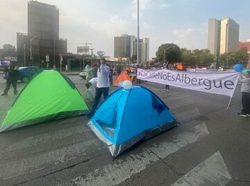 Bloquean Paseo de la Reforma para exigir retiro de migrantes de Parque Giordano Bruno, en la Cuauhtémoc