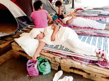 Acuerdan terminar huelga de hambre de enfermeras en Chiapas