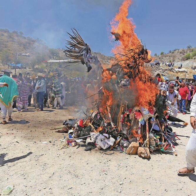 Los yaquis realizaron las ceremonias del Paseo del malhumor, con la quema de máscaras que utilizaron desde el Miércoles de Ceniza hasta el Sábado de Gloria. AMALIA ESCOBAR/ EL UNIVERSAL