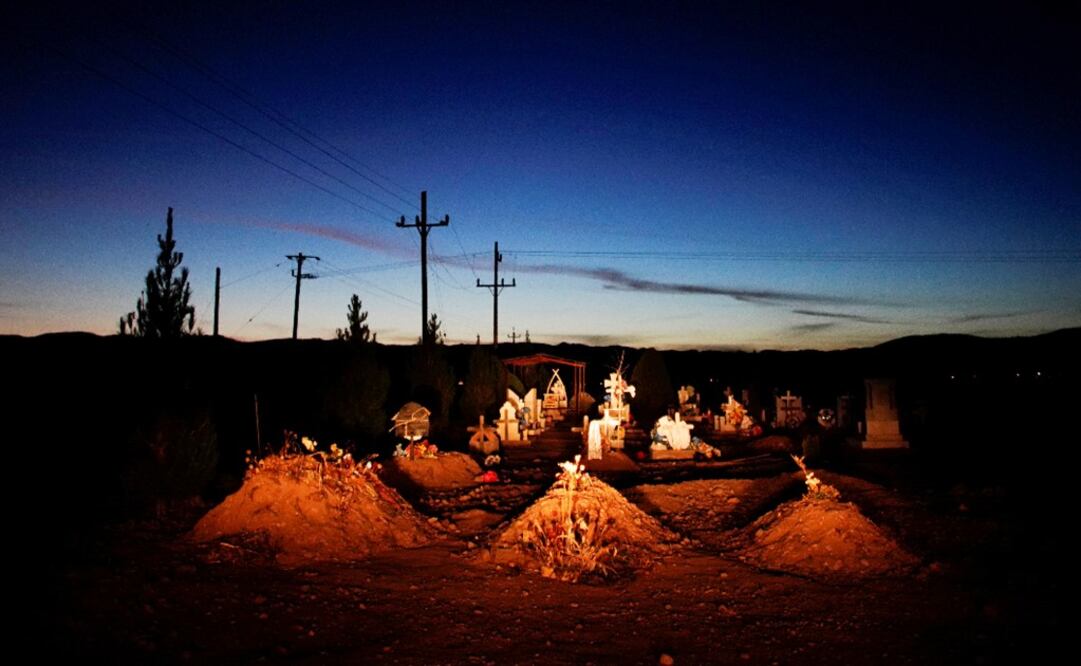 The graves of Rhonita Miller and four of her children who were killed by gunmen, lie in a cemetery in LeBaron, Mexico - Photo: Alexandre Meneghini/REUTERS