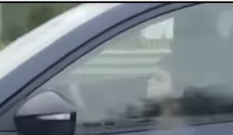 Captan a niño manejando camioneta en Monterrey