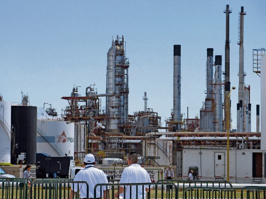 La mayoría de refinerías en México son viejas y, pese a su rehabilitación, sólo procesan crudo pesado, indican.Foto: Archivo El Universal