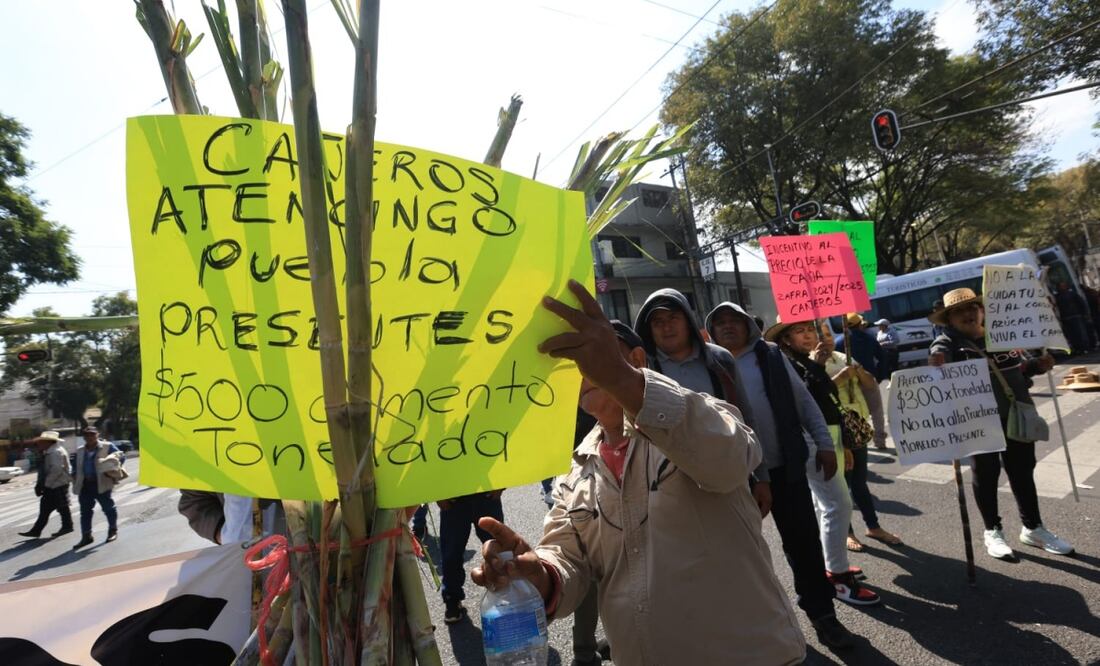 Cañeros de diversos estados se manifiestan cerrando los cruces de las avenidas Eje 7 Sur Municipio Libre y Av. Cuauhtémoc en la colonia Santa Cruz Atoyac en la alcaldía Benito Juárez (11/11/2025). Foto: Francisco Rodríguez / EL UNIVERSAL