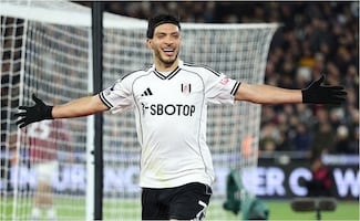 Raúl Jiménez anota el gol de la victoria del Fulham frente al West Ham; otra anotación del mexicano