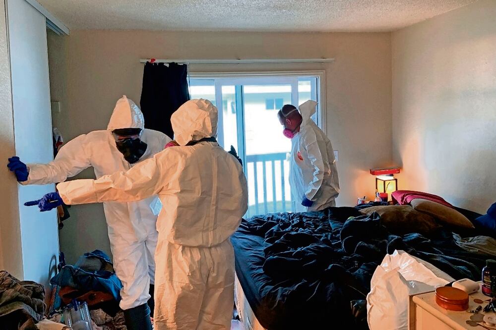 Investigadores en la casa de un menor que falleció por sobredosis de fentanilo, en California. Foto: AP
