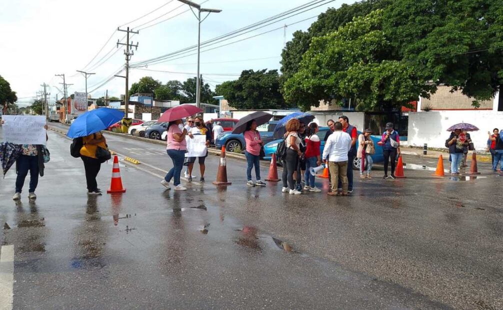 Padres de familia cierran calles para denunciar que estudiantes están en riesgo de sufrir un accidente de tránsito (07/12/2025). Foto: Especial