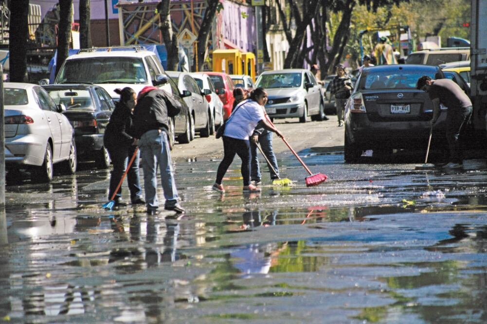 Trabajadores de la delegación Cuauhtémoc limpian las calles aledañas a la sede delegacional luego de que se retiró la verbena popular de las fiestas decembrinas (IVÁN STEPHENS. EL UNIVERSAL)