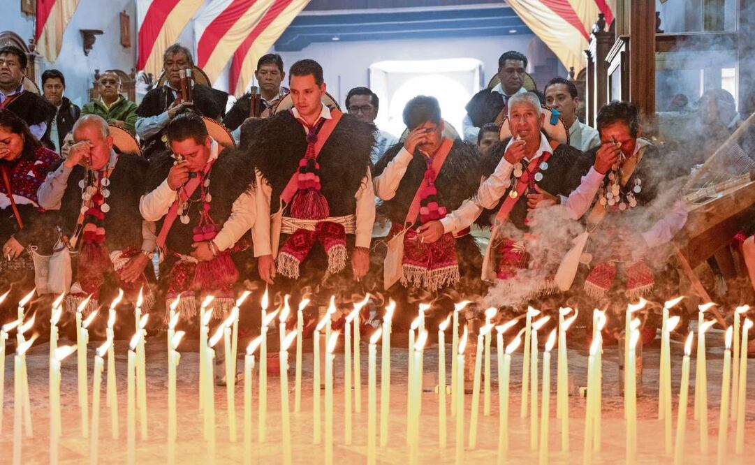 Hugo Aguilar Ortiz y Arístides Guerrero García fueron recibidos en la iglesia principal de San Juan Chamula por autoridades y pobladores tzotziles. Foto: Isabel Mateos / CUARTOSCURO
