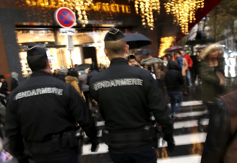El estado de emergencia declarado en París tras los atentados del pasado 13 de noviembre sigue en marcha (REUTERS)