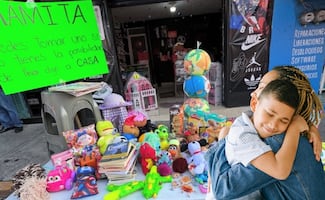 Si no tienes para regalos, toma uno”: comerciante dona juguetes para Día de Reyes en Edomex y se viraliza