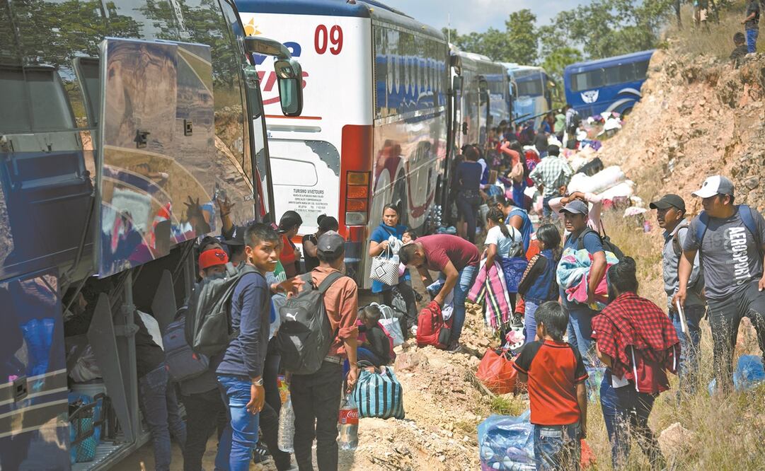 Familias completas, cargando sólo lo indispensable, abordan los autobuses que las llevarán a los estados del norte para cosechar verduras durante algunos meses. Foto: Salvador Cisneros / EL UNIVERSAL