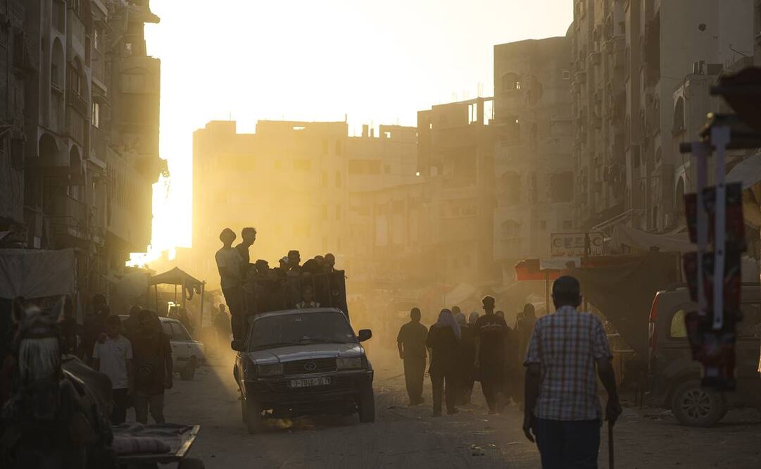 Palestinos desplazados por el bombardeo israelí sobre la Franja de Gaza caminan por una calle en Jan Yunis. Foto: AP