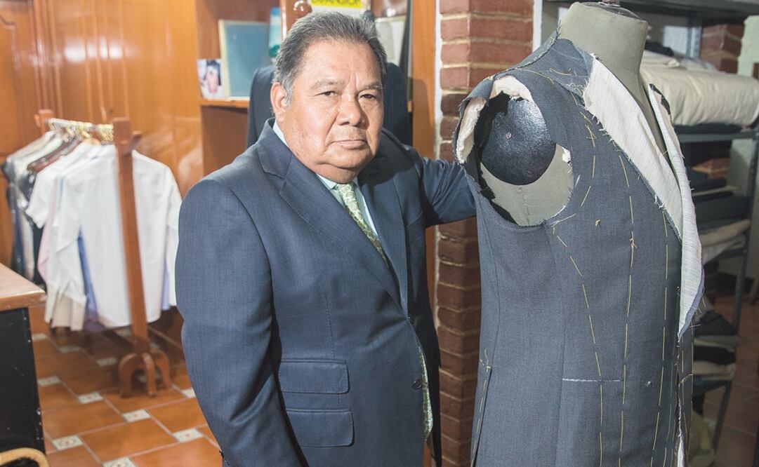 Gilberto Ortiz, en el espacioso taller que instaló en su casa a las afueras de la Ciudad de México, posa con un traje que él mismo se hizo con tela proveniente de Londres. (YADÍN XOLALPA. EL UNIVERSAL)