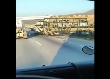 Registran en el Arco Norte incendio de camión madrina que transportaba 10 vehículos