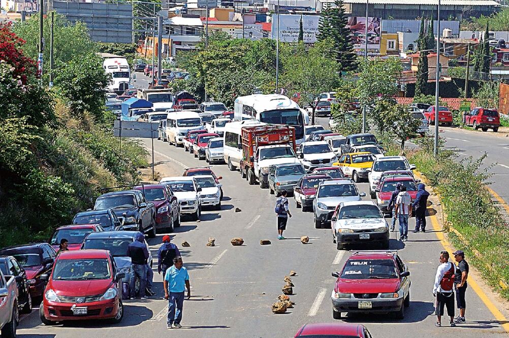 Integrantes de la CNTE mantienen bloqueos carreteros en Oaxaca. En la región de Valles Centrales se movilizaron al crucero de Hacienda Blanca, donde retuvieron unidades de empresas y dejaron sólo un carril libre para la circulación (EDWIN HERNÁNDEZ)