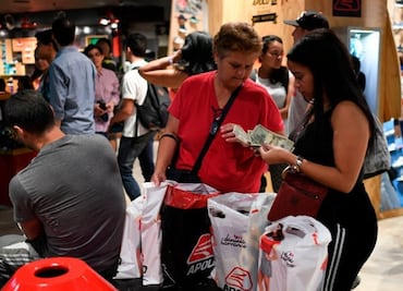 ¿Puede durar el aparente repunte económico en Venezuela gracias a la "prosperidad del dólar"?