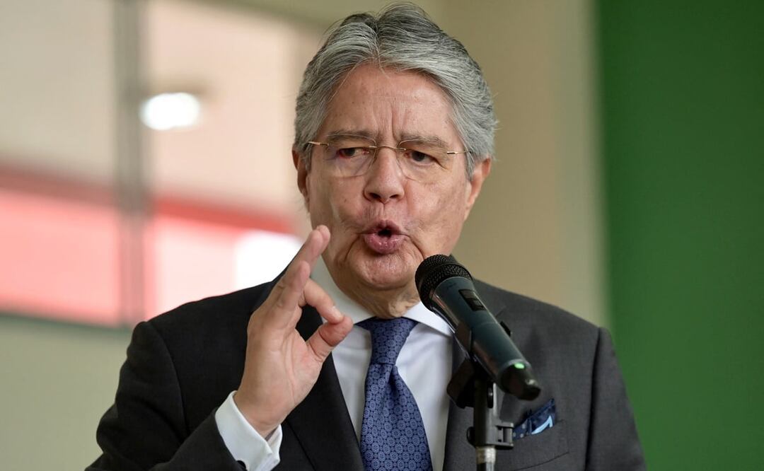El presidente ecuatoriano, Guillermo Lasso, habla con la prensa luego de emitir su voto durante las elecciones locales en la escuela Ileana Espinel Cedeño en Guayaquil, Ecuador. Foto: AFP