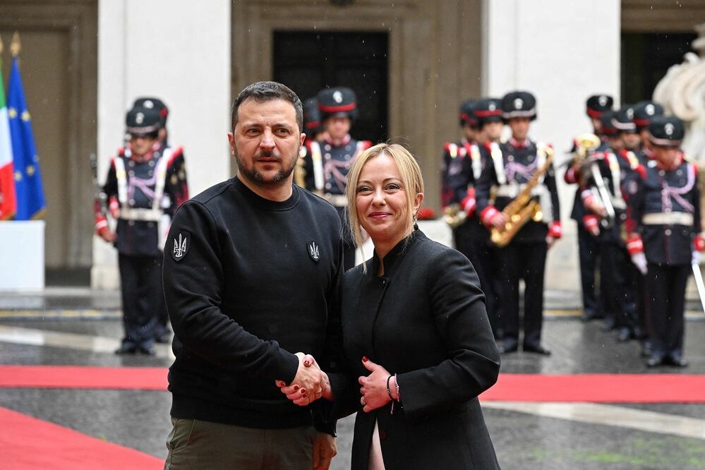 El presidente ucraniano Volodimir Zelensky, con la primera ministra de Italia, Giorgia Meloni, en el Palazzo Chigi de Roma, este 13 de mayo. Foto: AFP