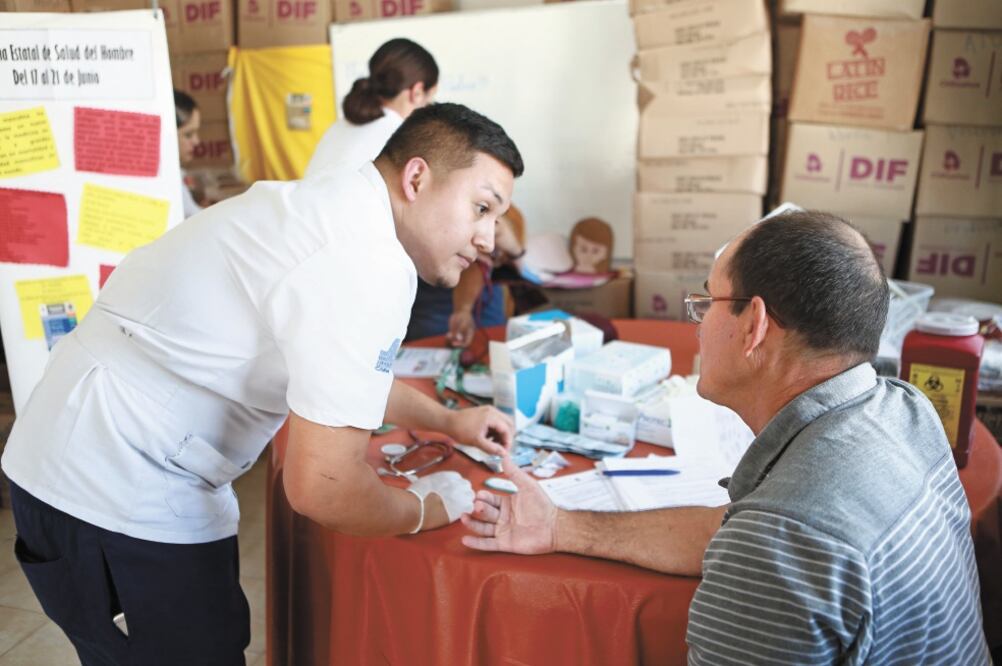La Secretaría de Salud visitó la Casa del Buen Samaritano para realizar pruebas para la detección de VIH o sífilis, y aplicar vacunas a niños.
