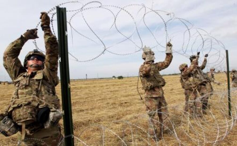 Soldados de EU colocan alambre de púas en frontera con México