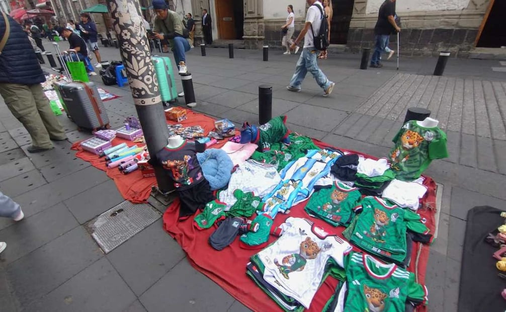 Las playeras no son los únicos artículos en remate, también hay gorras, cornetas y aplaudidores. Foto: Fernanda Rojas / EL UNIVERSAL