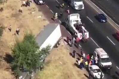 Tráiler sin frenos provoca carambola en carretera