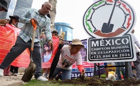 Colocan memorial “México, campeón en desaparición” en el Ángel; denuncian un año sin resultados en el caso de Ana Amelí