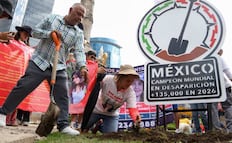 Ponen memorial “México, campeón en desaparición” en el Ángel; denuncian nulos resultados en caso Ana Amelí