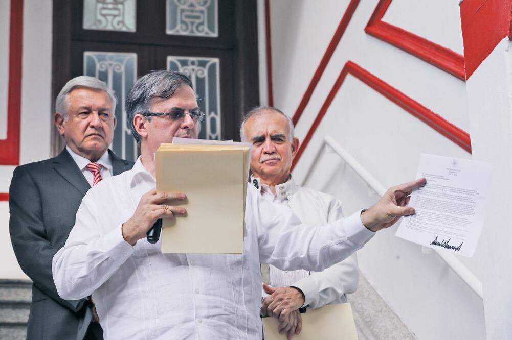Marcelo Ebrard, propuesto como próximo canciller, leyó la carta del mandata r io de EU, Donald Trump en la conferencia de Andrés Manuel López Obrador (JUAN CARLOS REYES. EL UNIVERSAL)