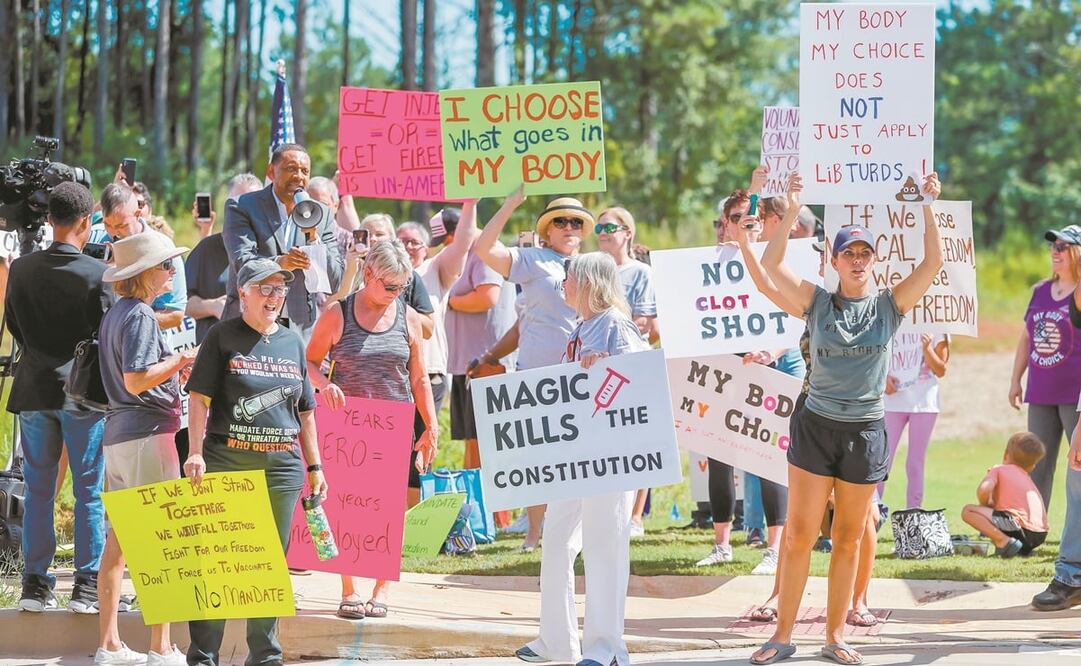 Una manifestación contra el mandato de vacunación para los empleados de la compañía Wellstar, que opera 11 hospitales y otras instalaciones de atención médica en Georgia. Foto: Erik S. Lesser/ EFE.