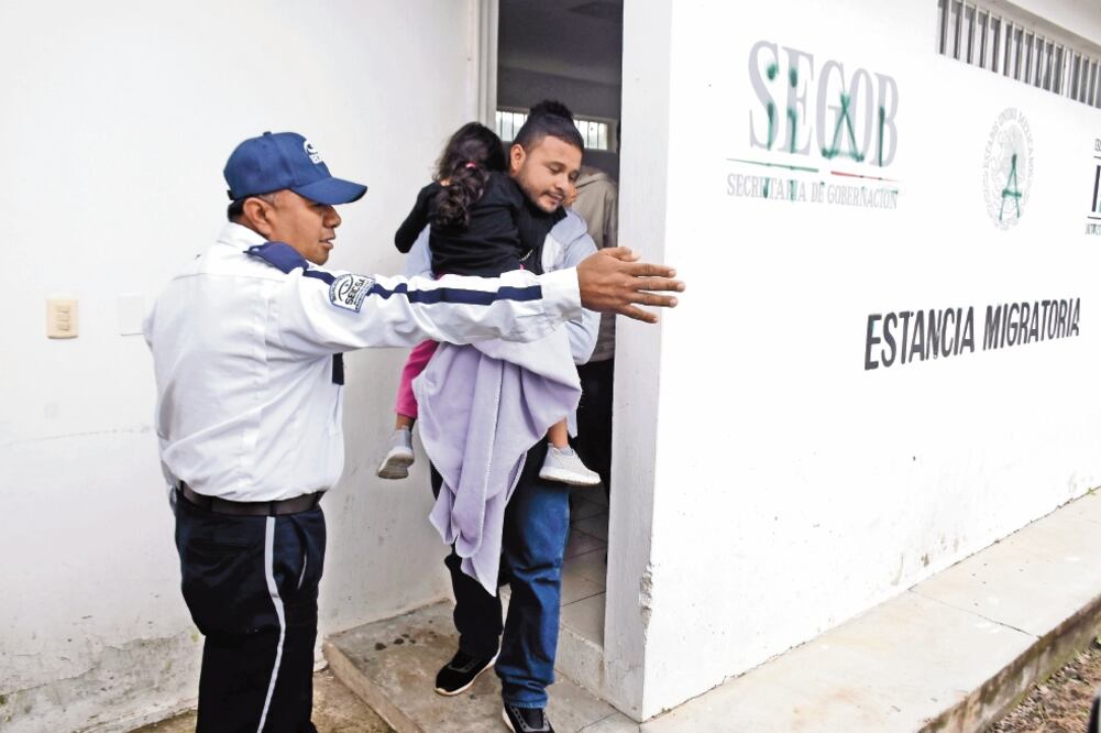 Migrantes detenidos en Chiapas, donde la Guardia Nacional en coordinación con el Instituto Nacional de Migración realiza operativos para frenar el flujo. Foto/JACOB GARCÍA. EL UNIVERSAL