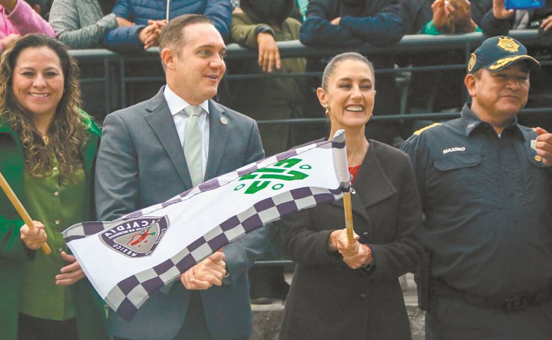 El edil Adrián Rubalcava y la jefa de Gobierno, Claudia Sheinbaum, dieron el banderazo de salida de las unidades. Foto: Victoria Vlatierra/ EL UNIVERSAL