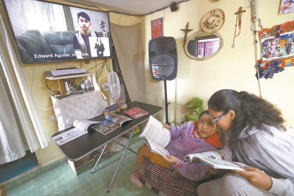 Las hermanas Alondra y Marley tuvieron su primer día de clases a distancia, por medio de la televisión. Foto: DIEGO SIMÓN. EL UNIVERSAL