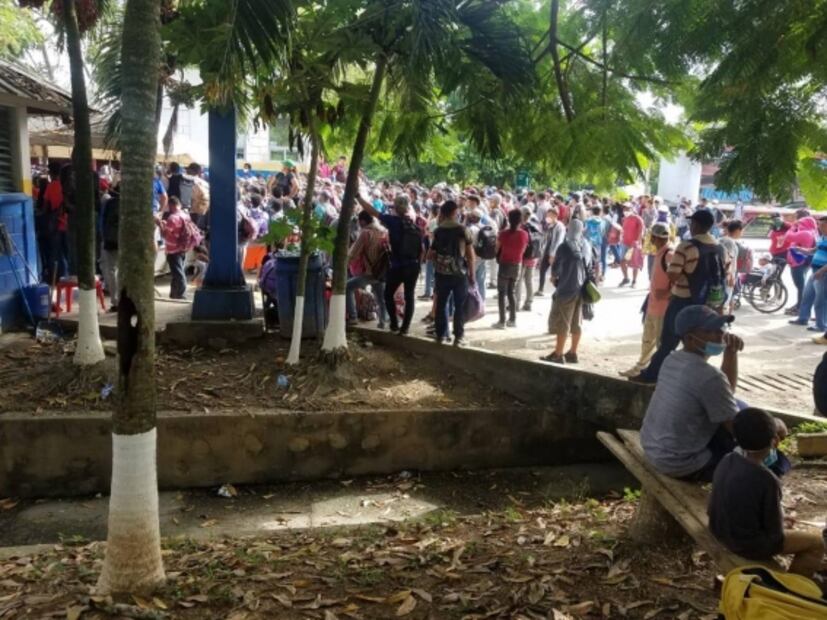 Soldados guatemaltecos bloquean paso de caravana migrante