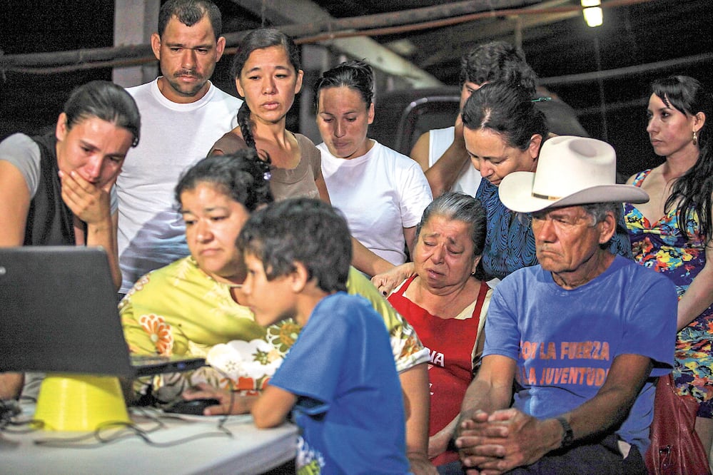 Familiares de Luis Alfonso, Simón y Regino Villarreal se reúnen alrededor de una computadora para conocer nueva información sobre el caso de los jóvenes presos en Malasia