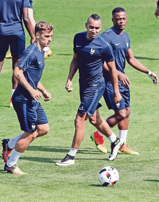 Los franceses Antoine Griezmann, Dimitri Payet y Patrice Evra, elementos de peso para conseguir el título (ABEDIN TAHERKENAREH. EFE)