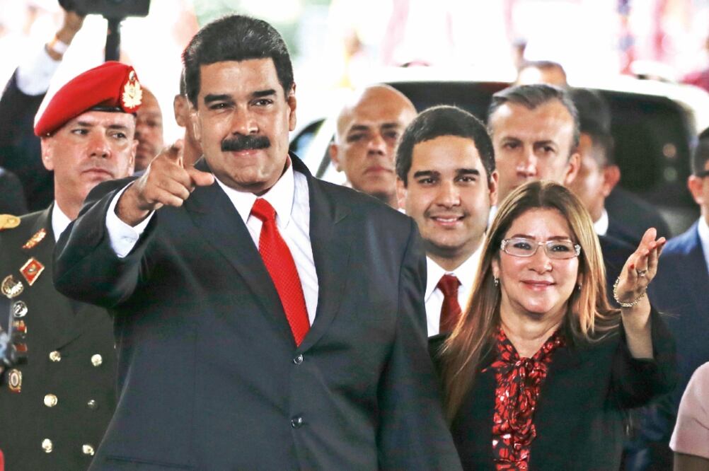 El presidente Nicolás Maduro saluda a simpatizantes, al término de la ceremonia en el Consejo Nacional Electoral, en Caracas, que le entregó el certificado que avala su triunfo en los comicios del pasado domingo. Así, dirigirá al país hasta 2025. (AP)