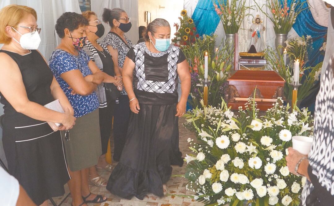 En el barrio Guichivere familiares y amigos despidieron en su hogar a Armando Canseco, médico de 80 años. Foto: EDWIN HERNÁNDEZ. EL UNIVERSAL